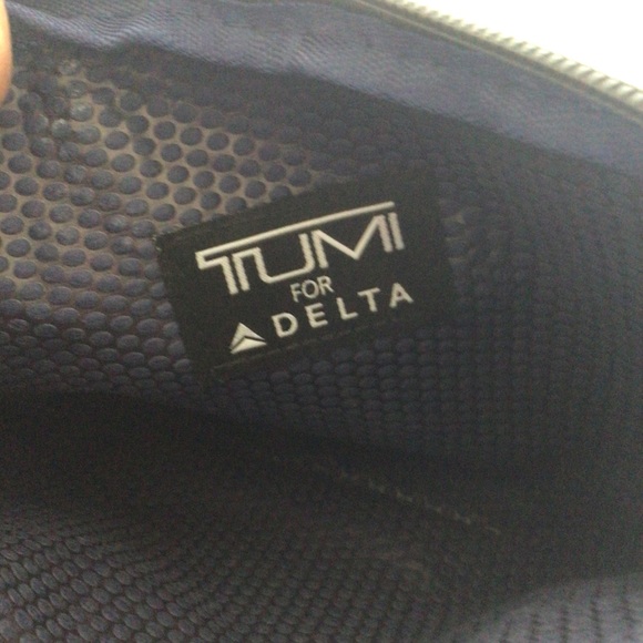 TUMI FOR DELTA COSMETIC CASE BAG - Picture 10 of 10